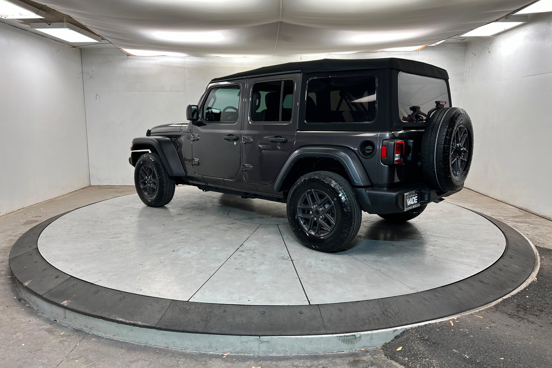 Used 2024 Granite Crystal Metallic Clearcoat Jeep Sport S image 3