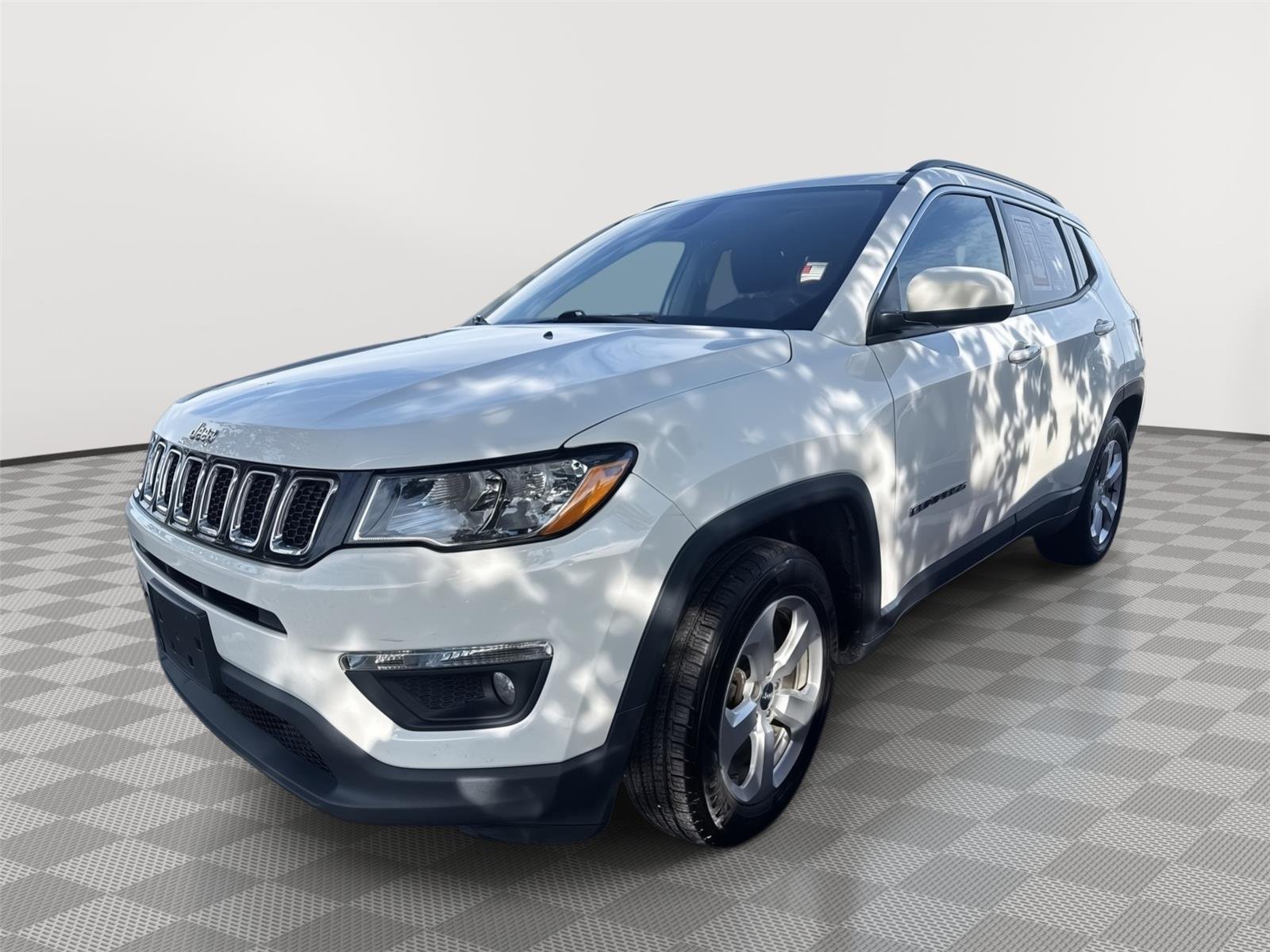 Used 2018 White Clearcoat Jeep Latitude image 8