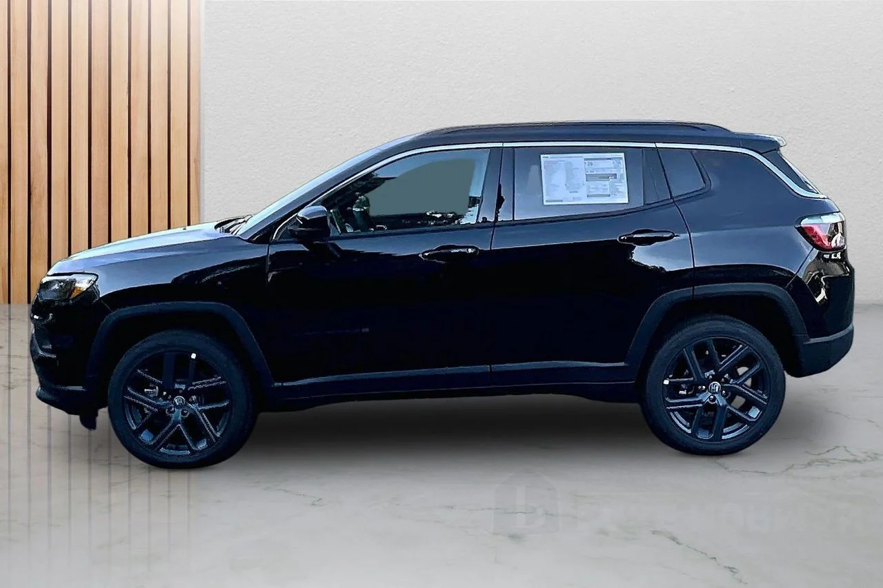 New 2026 Diamond Black Crystal Pearlcoat Jeep Latitude image 5