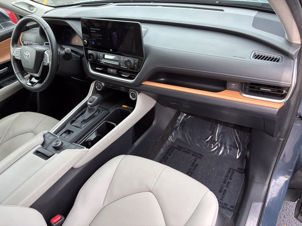 Used 2025 White Toyota Platinum image 37