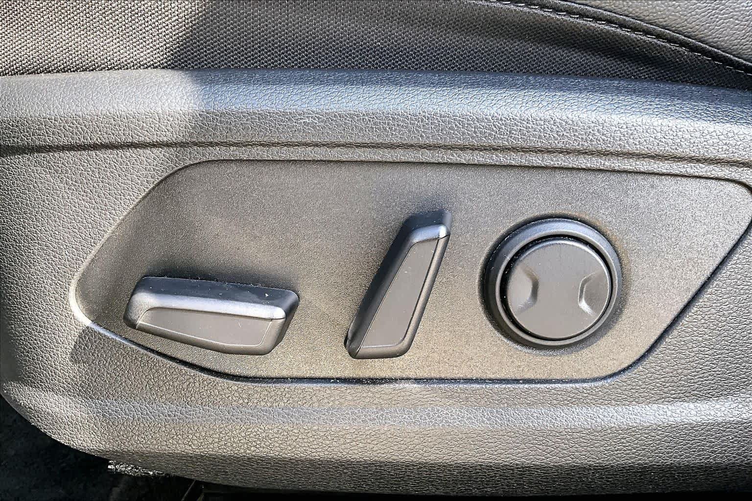 Certified Used 2025 Wolf Gray Kia X-Line image 31