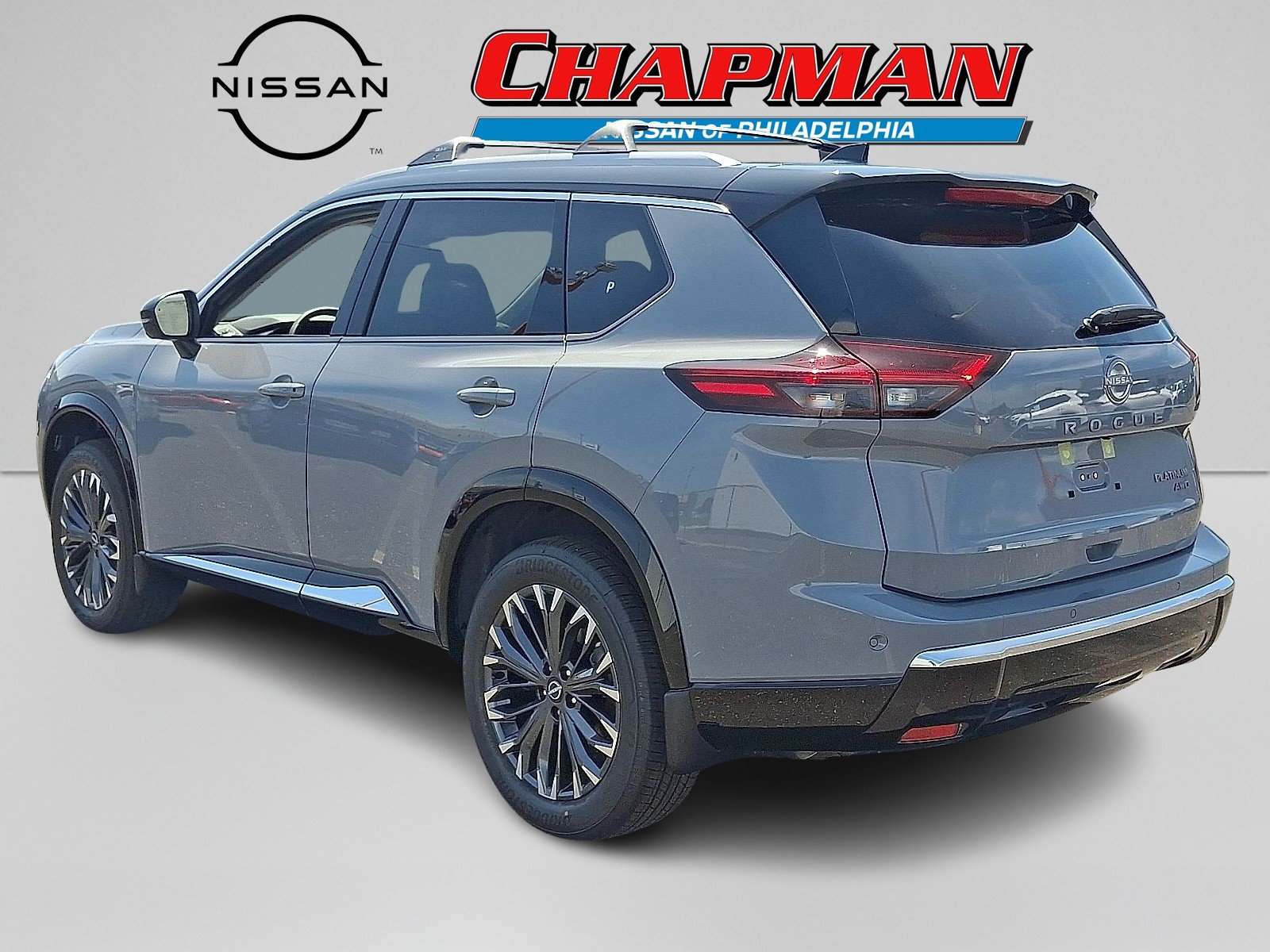 New 2026 Boulder Gray Pearl / Super Black Two-tone Nissan Platinum image 3