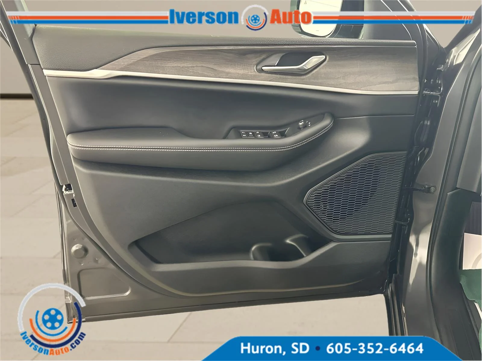 New 2026 Baltic Gray Metallic Clear-Coat Exterior Paint Jeep Laredo Altitude image 14