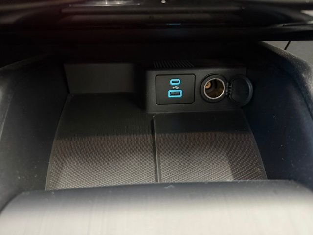 Used 2022 Black Metallic Ford SE image 27