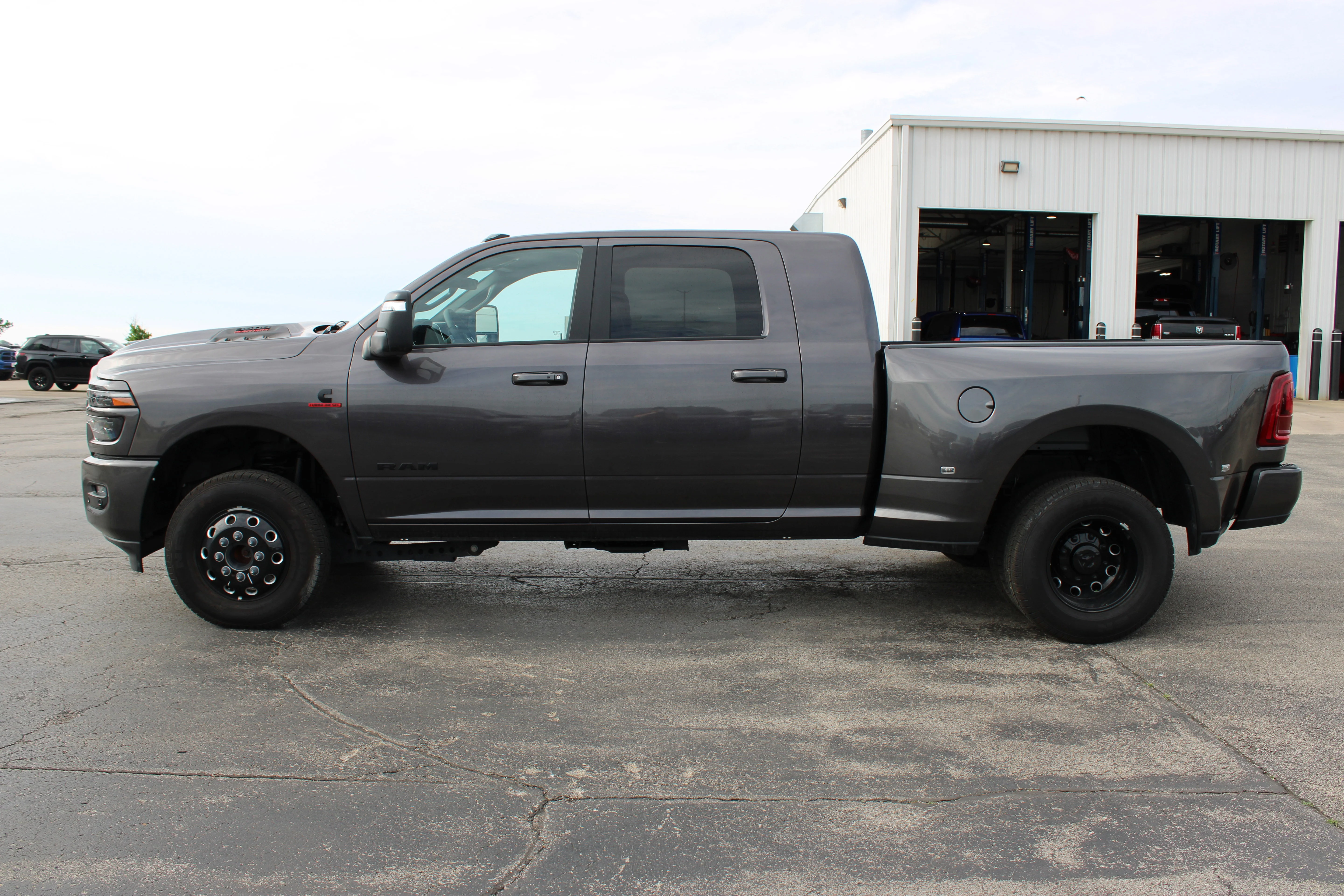 Used 2025 Granite Crystal Metallic Clearcoat Ram Laramie image 5