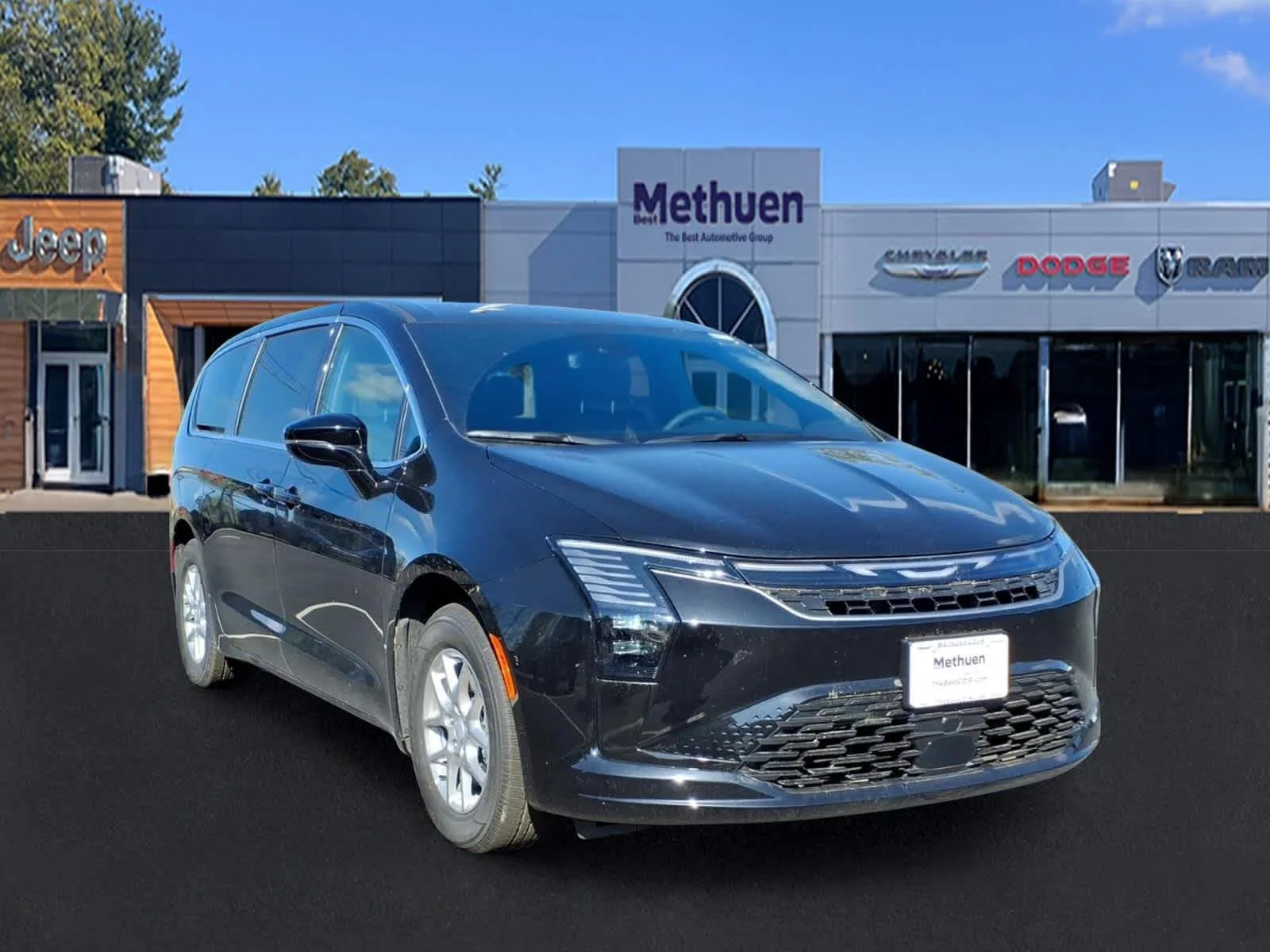2027 Chrysler Pacifica Select's photo