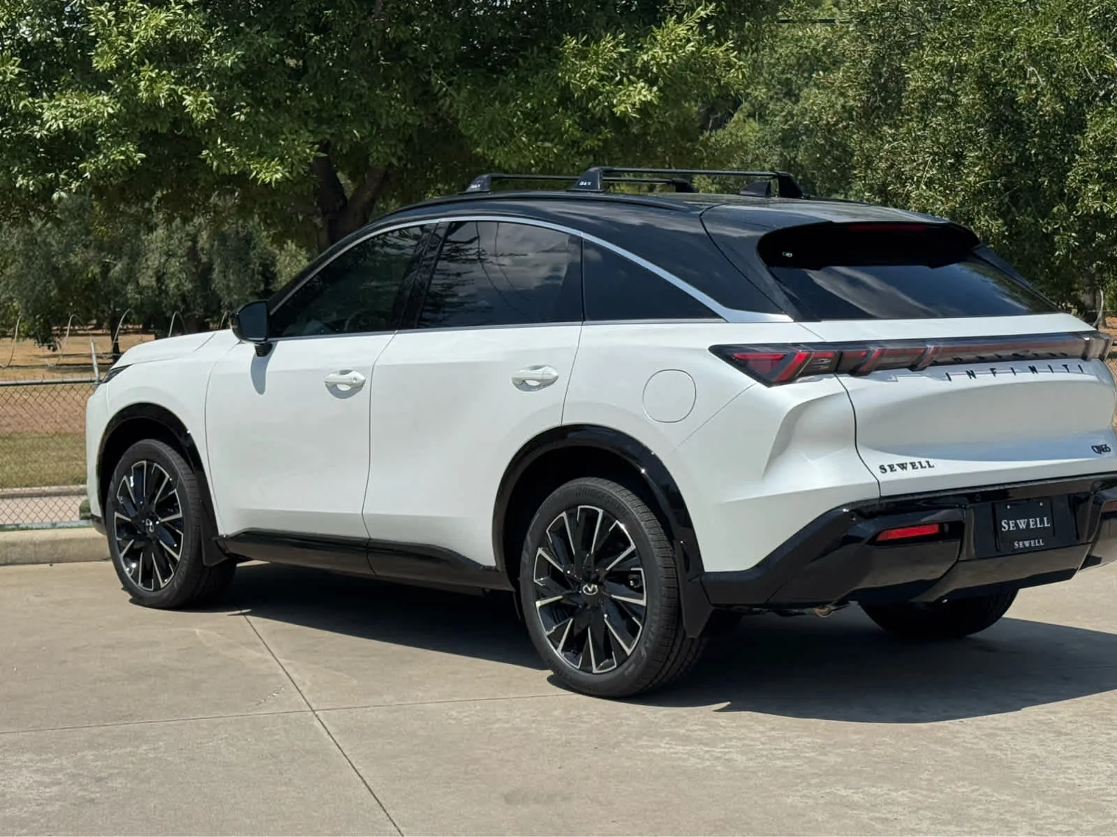New 2027 2T RAD WHT INFINITI Autograph AWD image 4