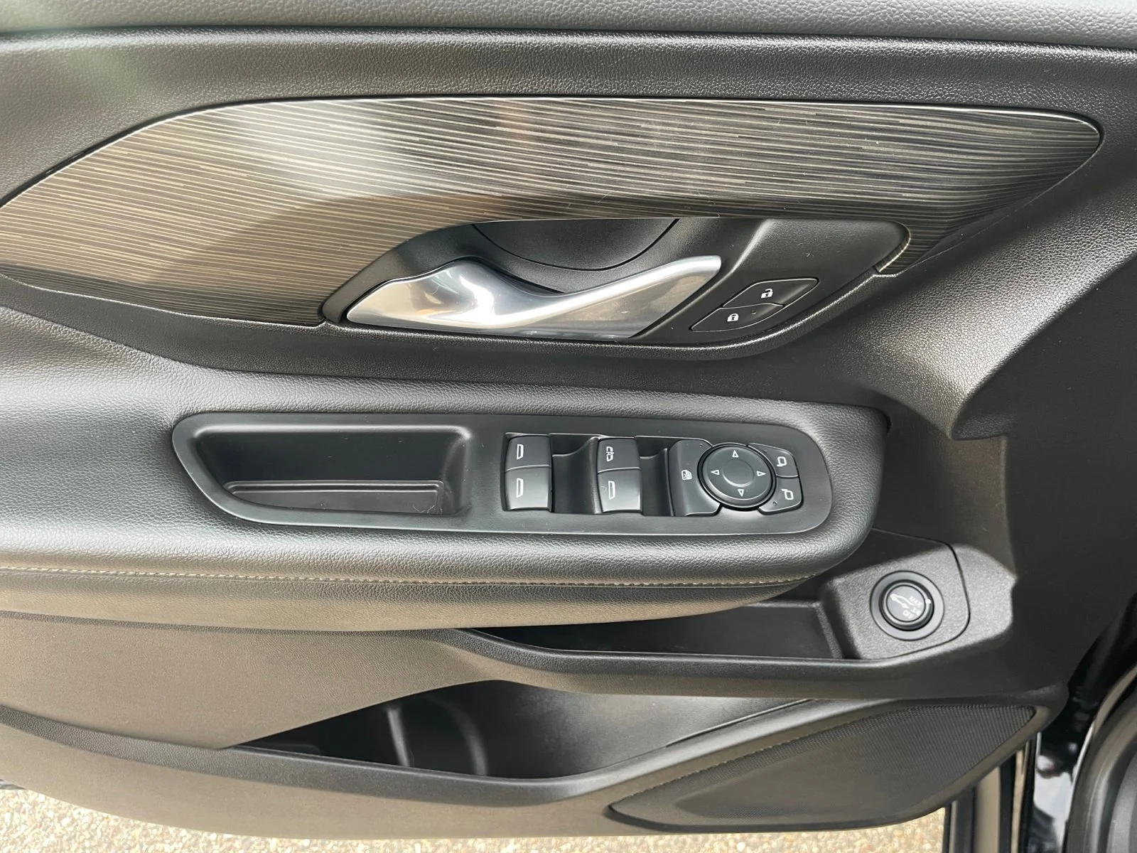 Used 2024 Black GMC SLE AWD image 17