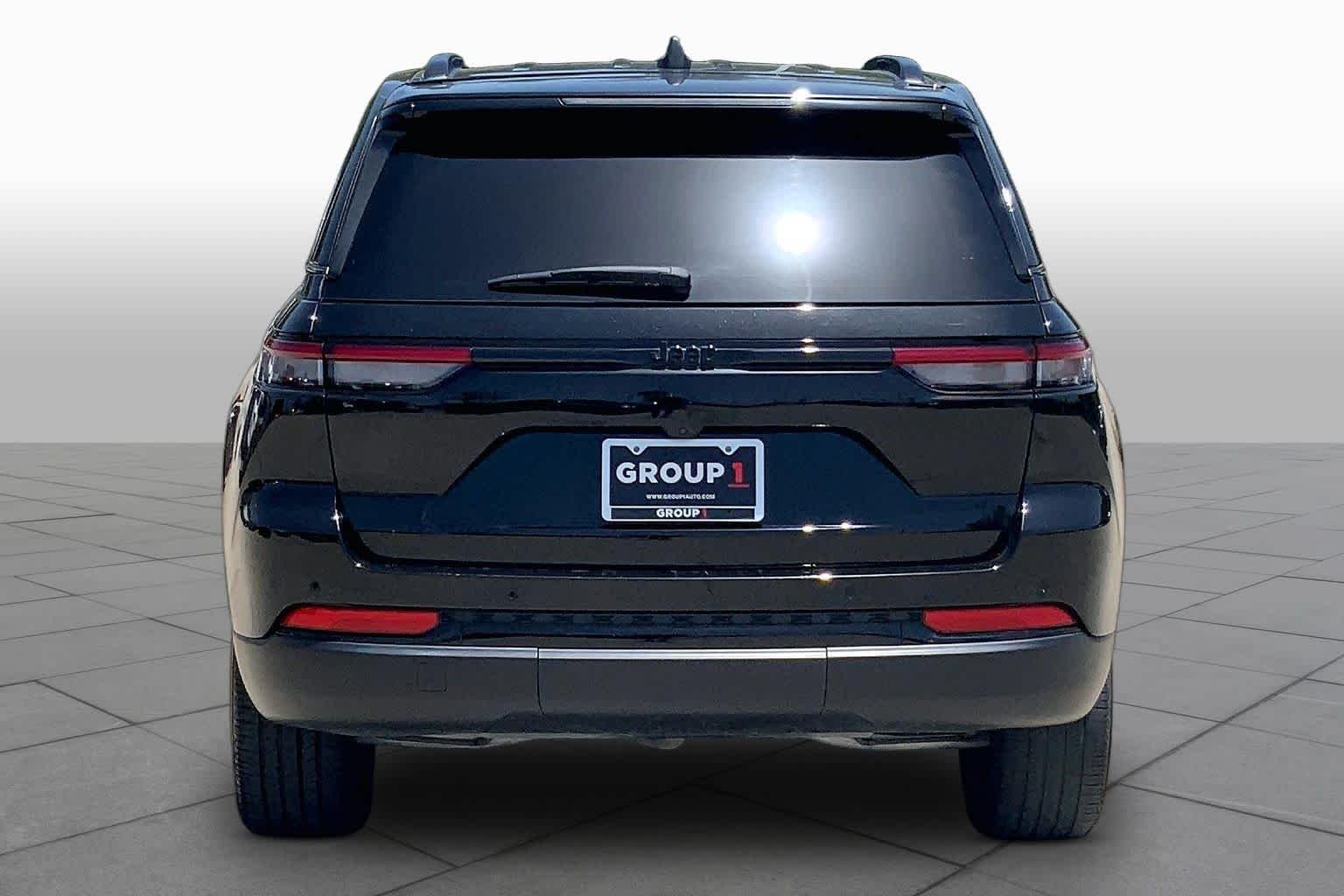 Used 2024 Diamond Black Crystal Pearlcoat Jeep Altitude X image 5