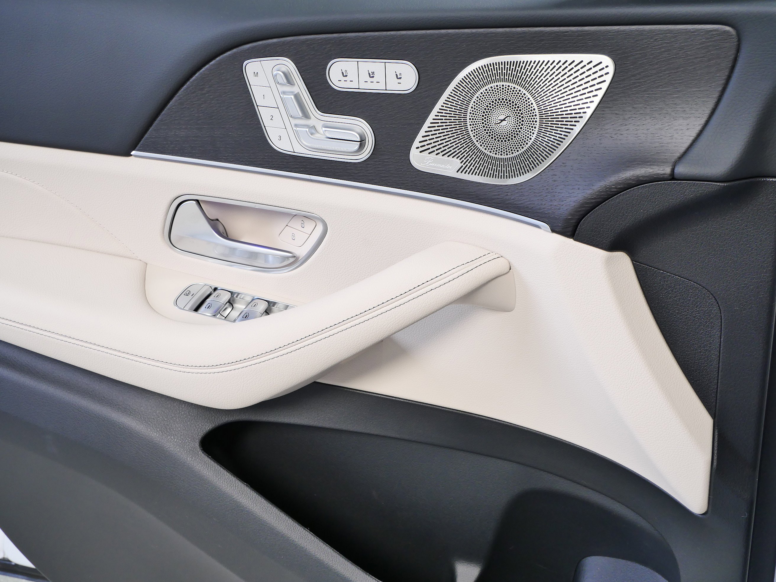 New 2026 MANUFAKTUR Moonlight White Metallic Mercedes-Benz GLE 450 image 12