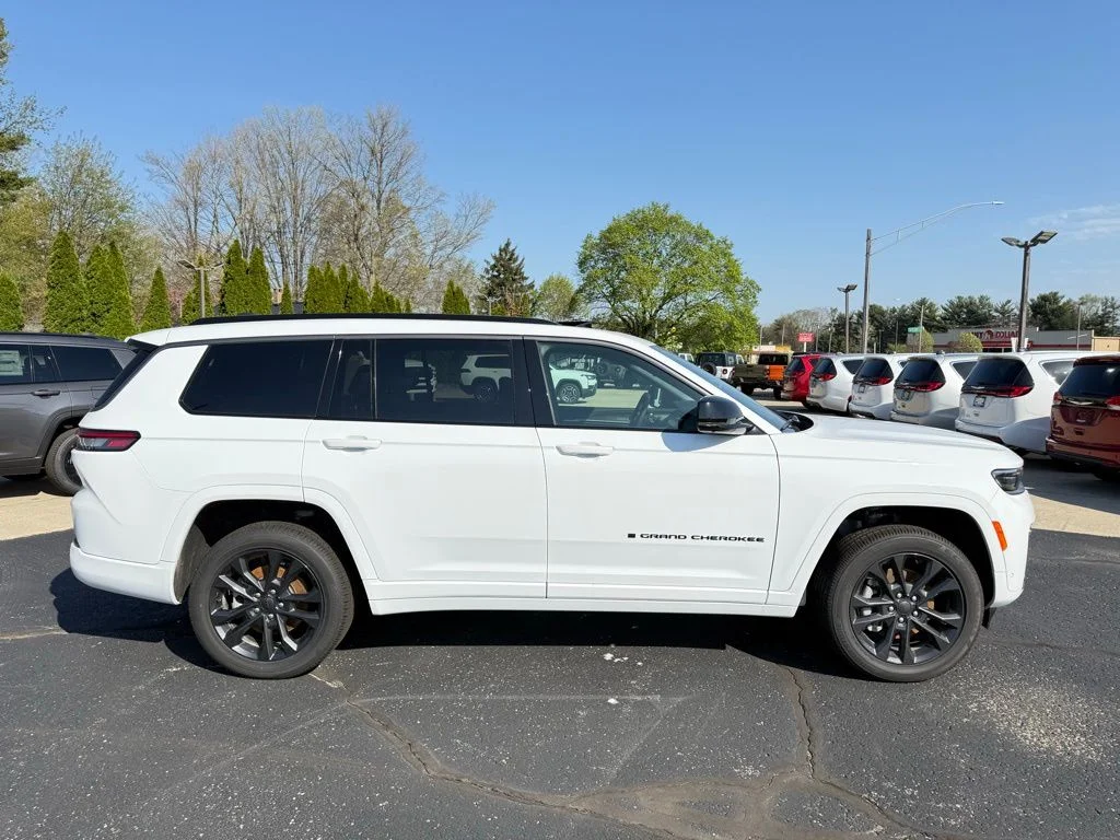 New 2026 Bright White Clear-Coat Exterior Paint Jeep Limited image 8