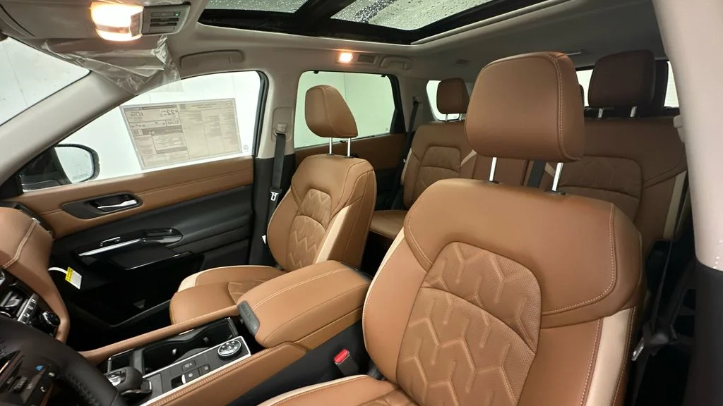 New 2026 Everest White Pearl TriCoat / Super Black Two-tone Nissan Platinum image 9