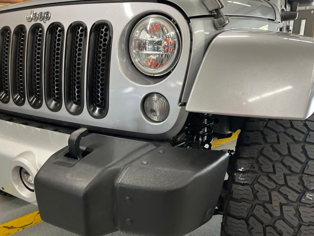 Used 2014 Billet Metallic Clearcoat Jeep Unlimited Sahara image 9