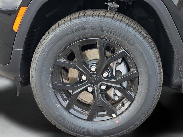 New 2026 Diamond Black Crystal Pearl-Coat Exterior Paint Jeep Laredo image 9