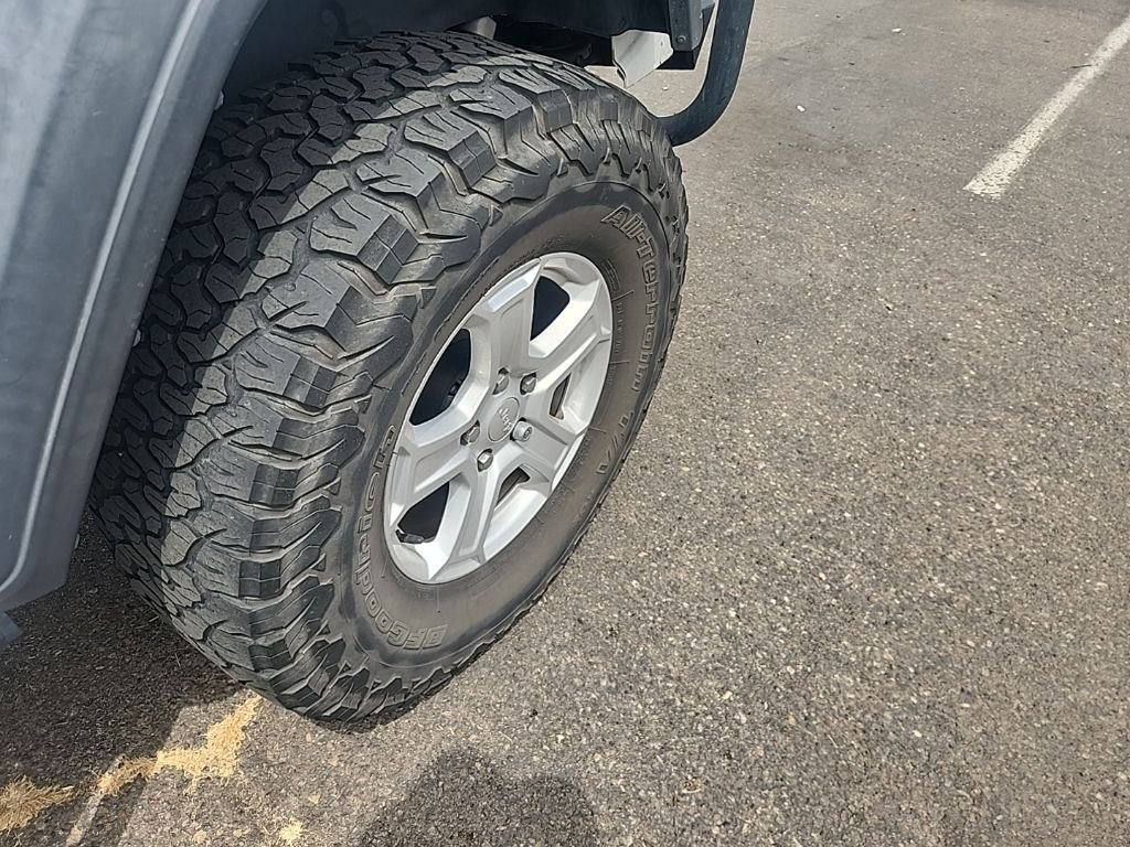Used 2018 White Jeep Unlimited Sport S image 9
