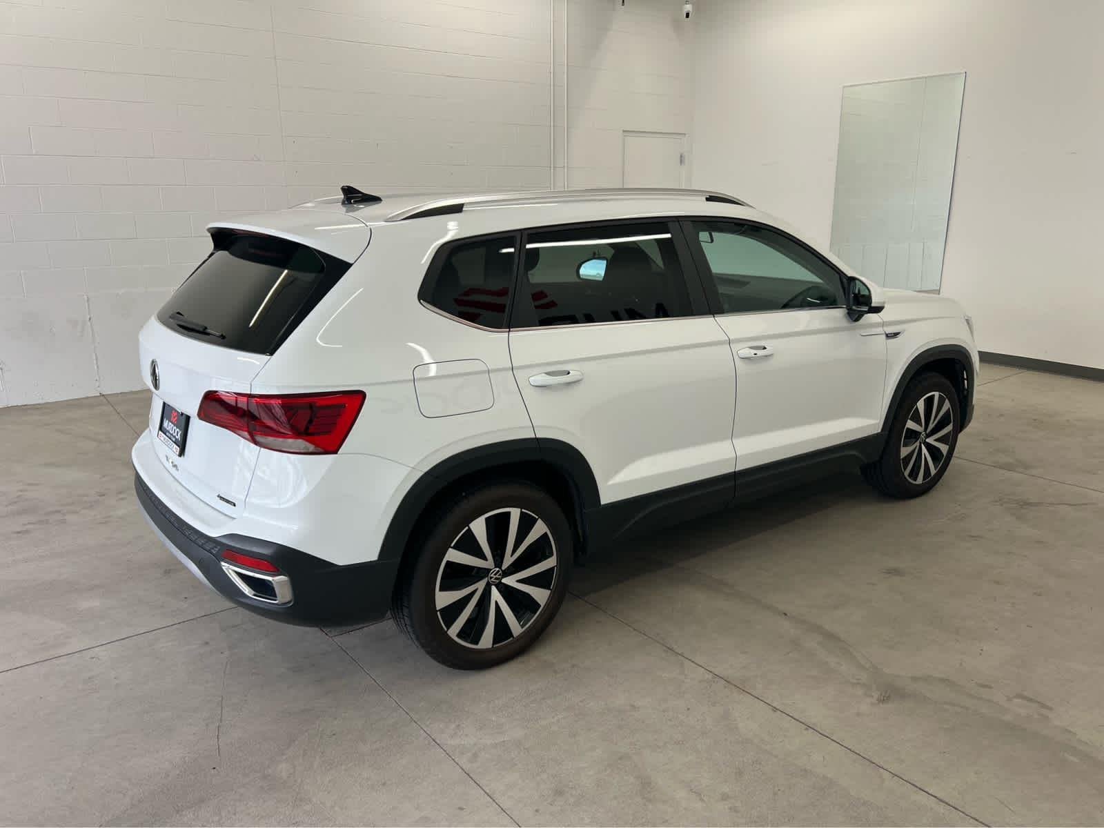 Used 2022 Pure White Volkswagen SE image 4