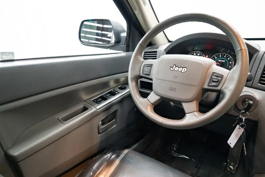 Used 2007 Silver Jeep Laredo image 11