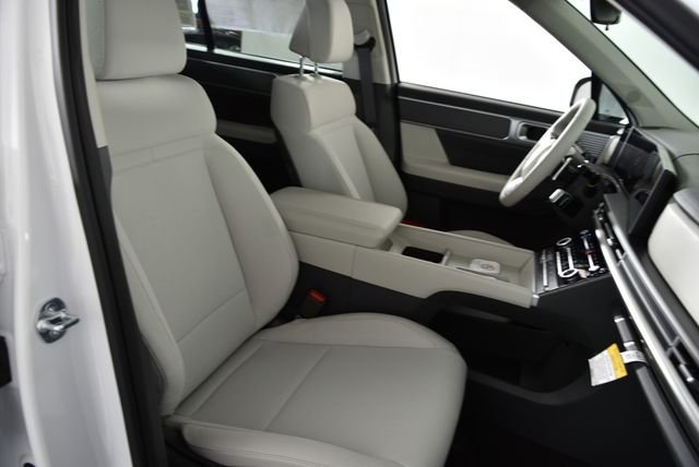 New 2027 White Hyundai SE AWD image 38