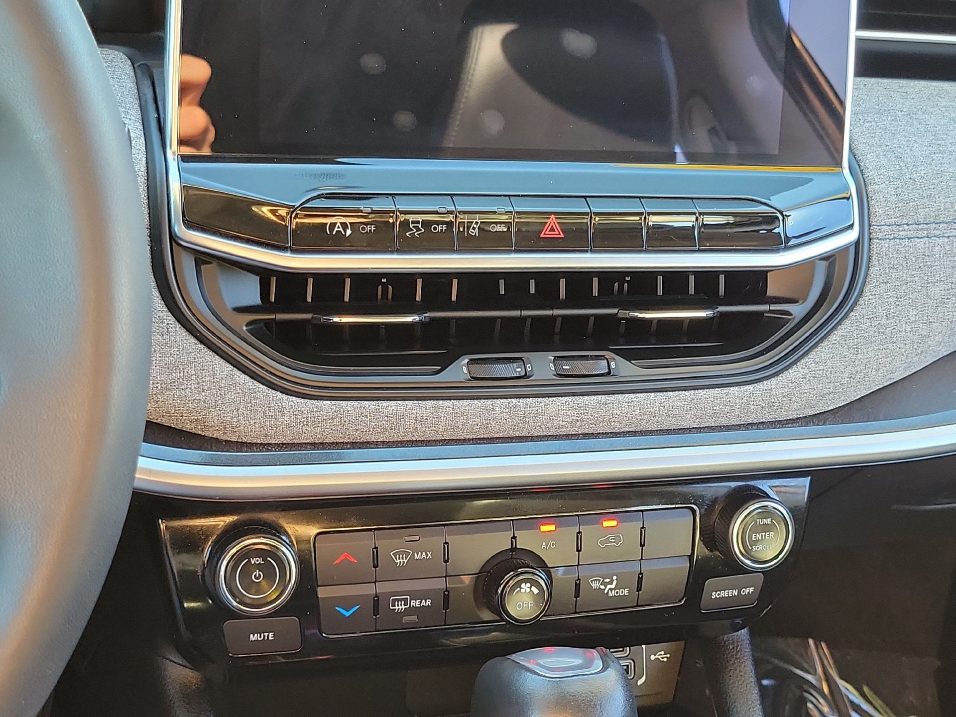 Certified Used 2022 Gray Jeep Latitude image 14