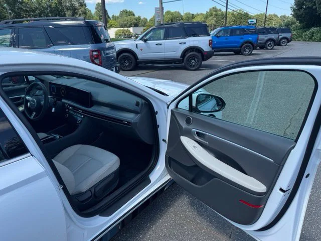 Used 2025 White Hyundai SEL image 13