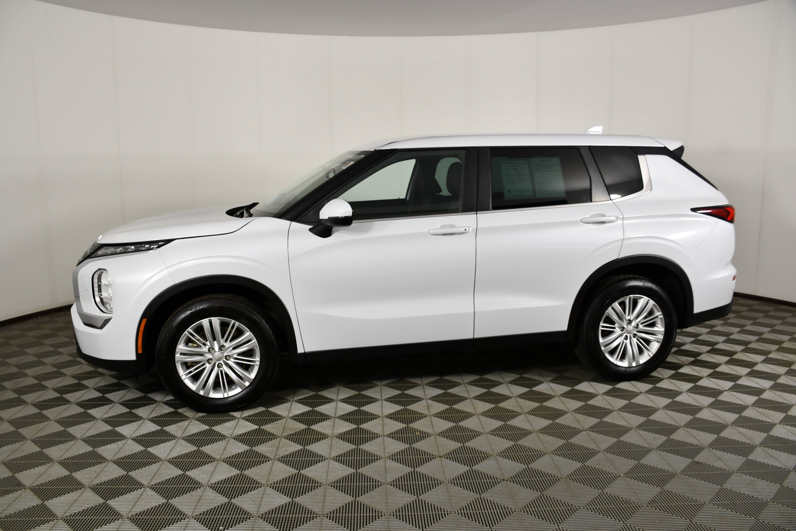 2023 Mitsubishi Outlander ES - Photo 9