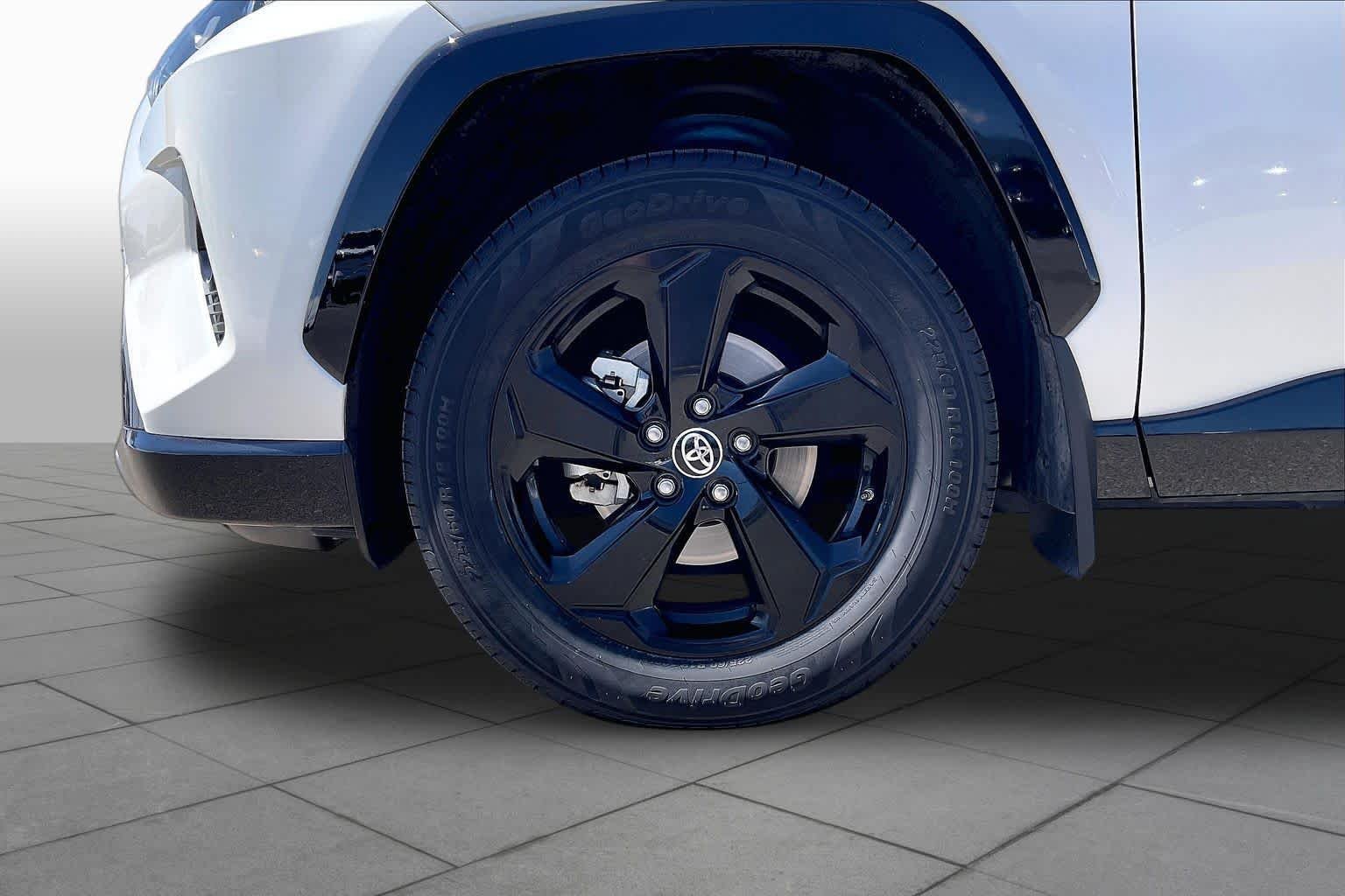 Used 2019 Blizzard Pearl w/Black Roof Toyota Hybrid XSE image 11