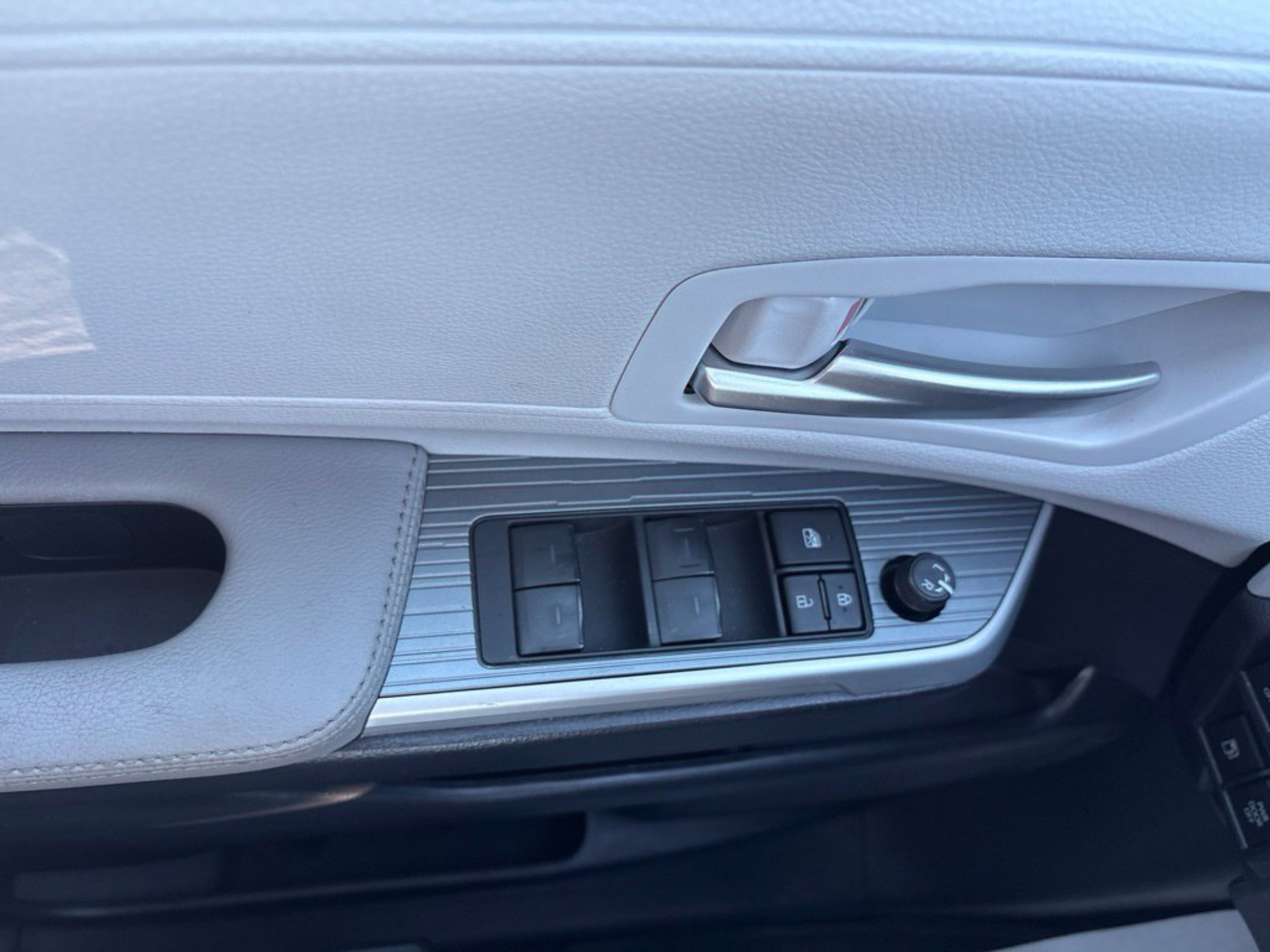 Used 2025 Pearl Toyota XLE image 10