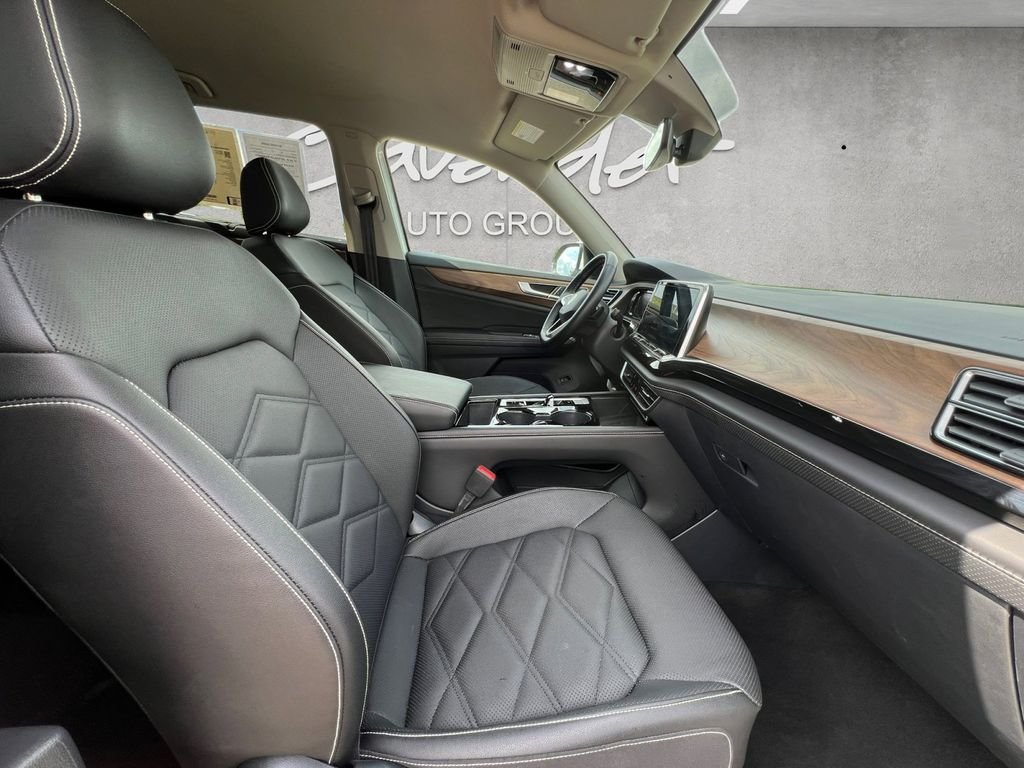 Used 2025  Volkswagen 2.0T SE w/Technology image 24