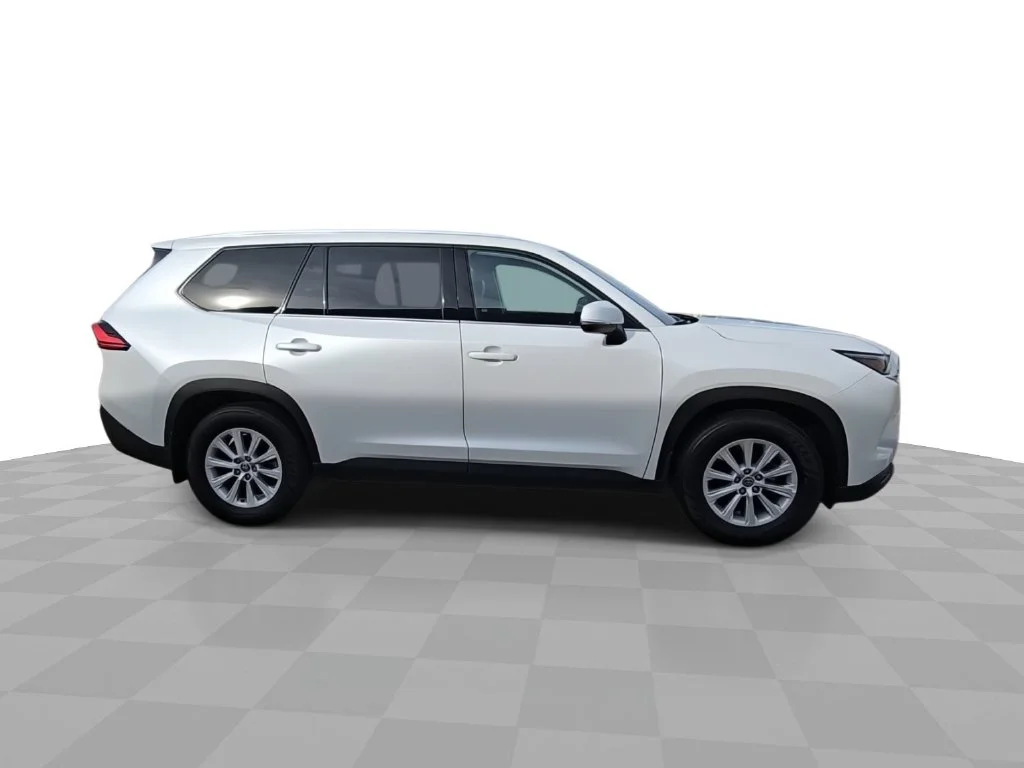 Used 2024  Toyota XLE image 9