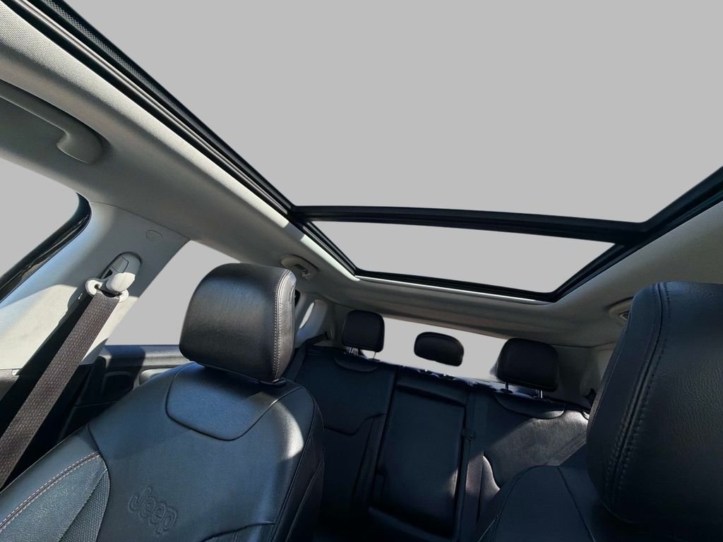 Used 2022 Black Jeep Latitude Lux image 34