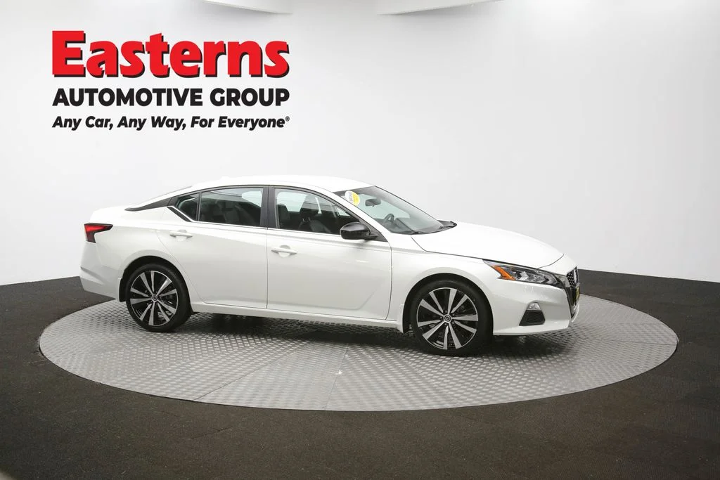 Used 2022 White Nissan 2.5 SR image 42
