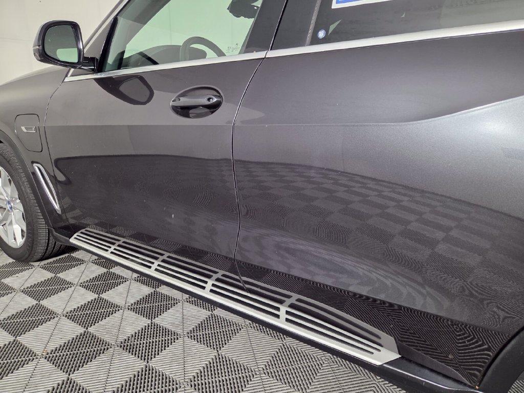 Certified Used 2022 Dark Graphite Metallic BMW xDrive45e image 8