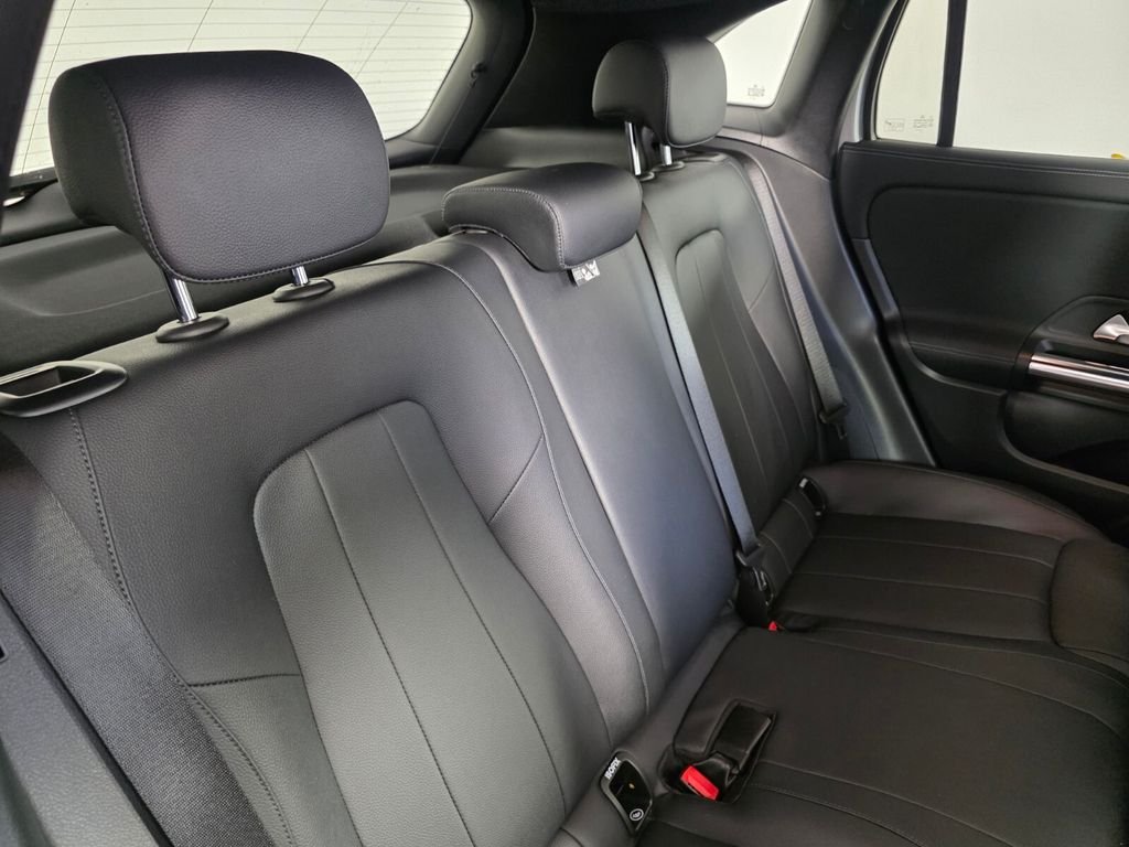 Used 2021 Silver Mercedes-Benz GLA 250 image 23