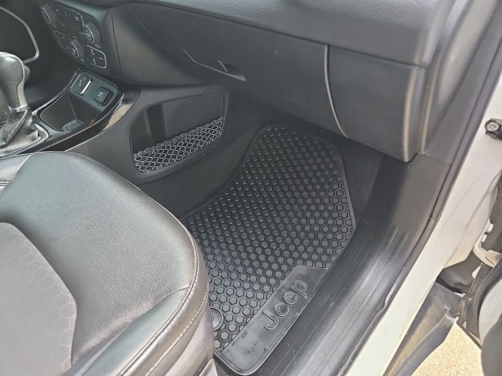 Used 2018 White Jeep Latitude image 67