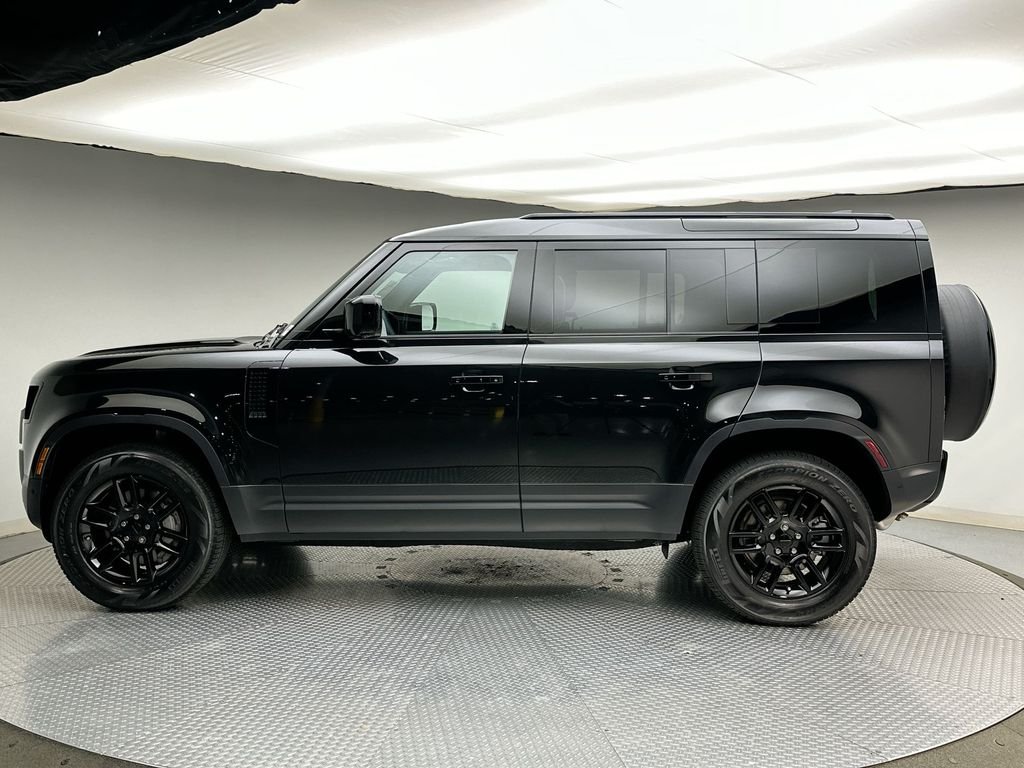 New 2026 Santorini Black Metallic Land Rover S image 2