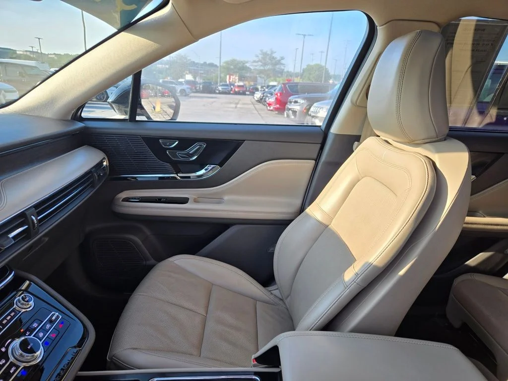 Used 2022 White Lincoln Reserve image 26