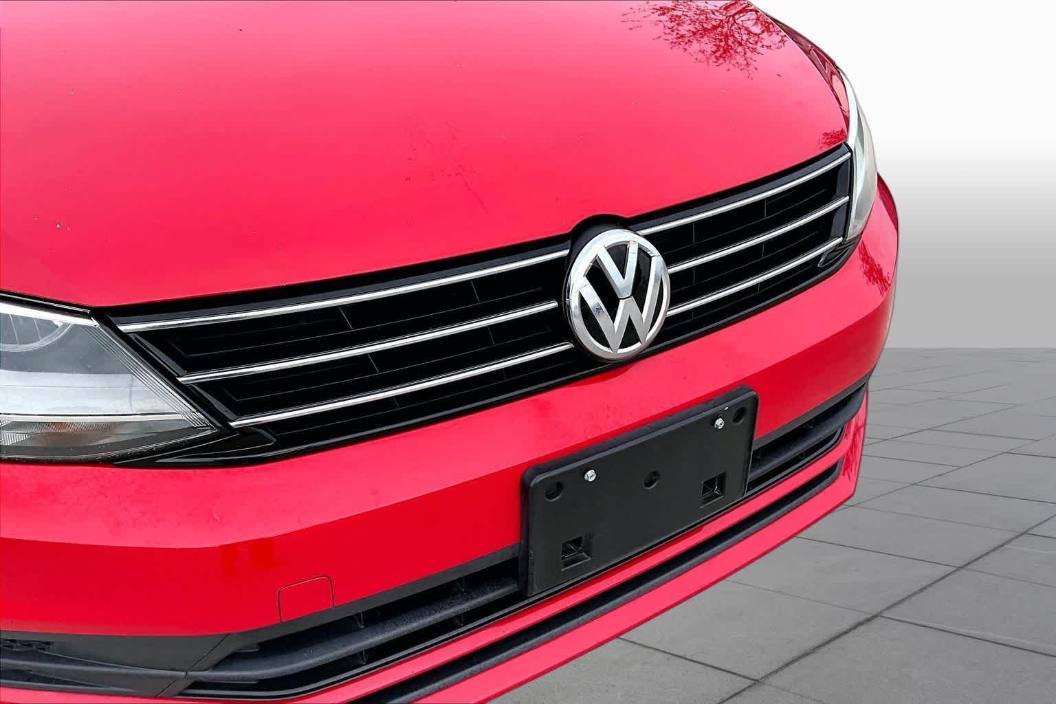 Used 2015 Tornado Red Volkswagen 1.8T SE image 29