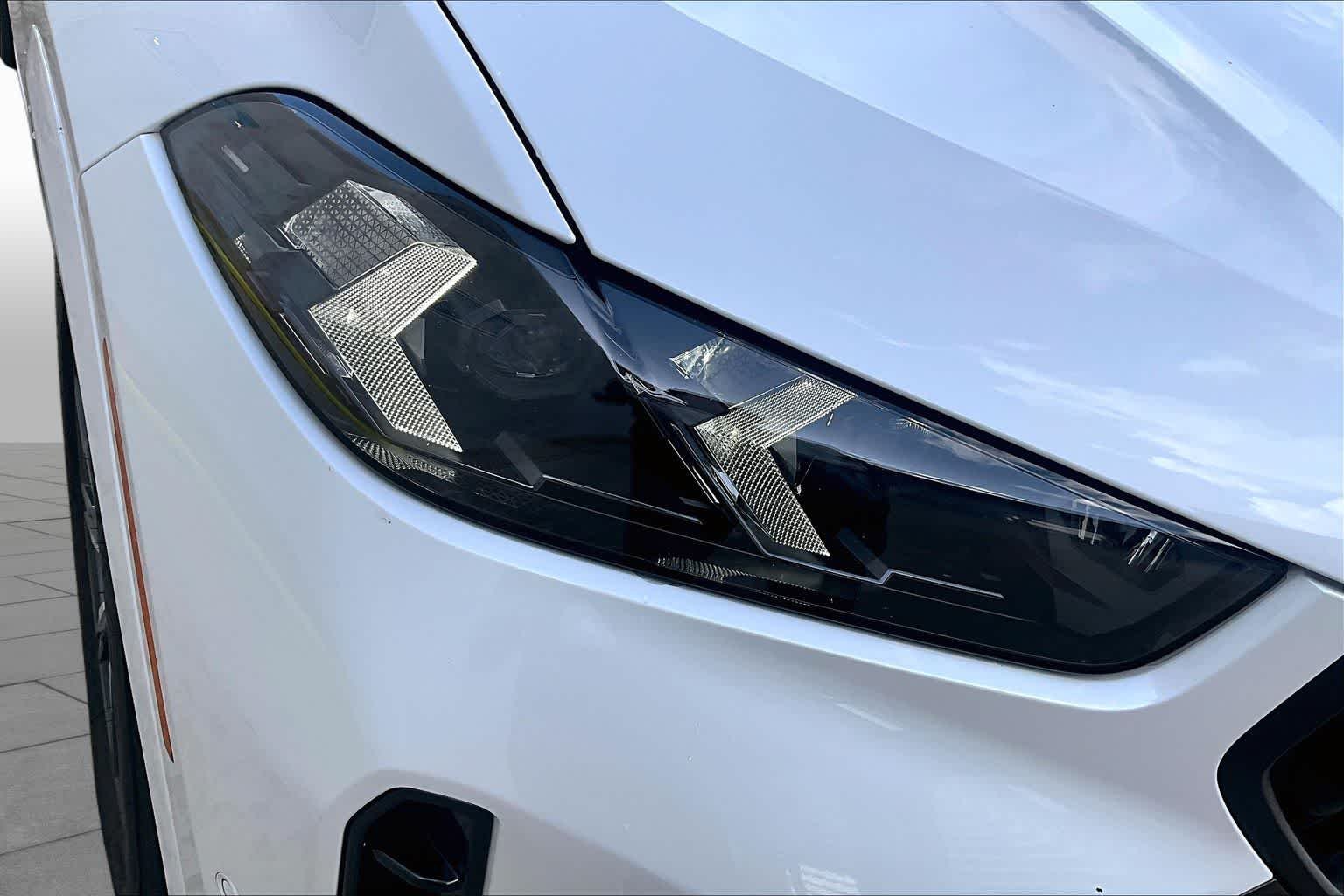Used 2024 Mineral White Metallic BMW xDrive40i image 24