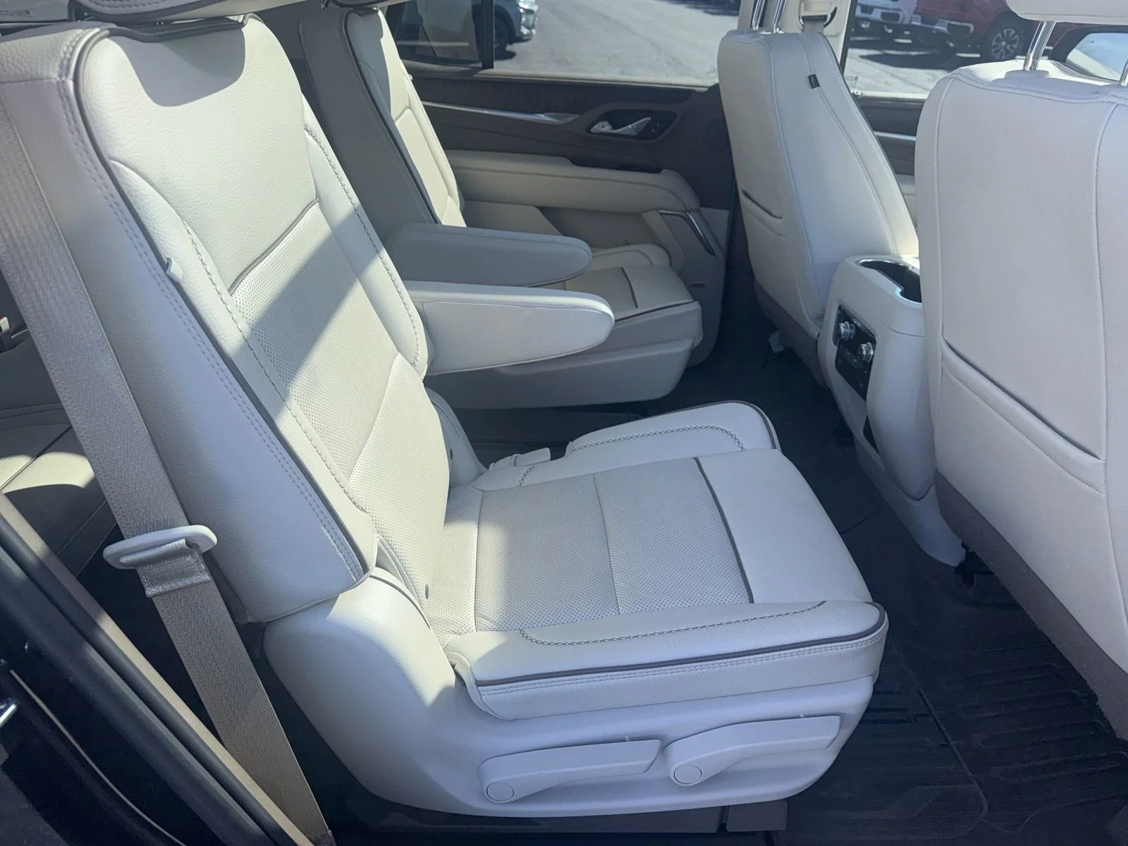 2024 GMC Yukon Denali - Photo 21