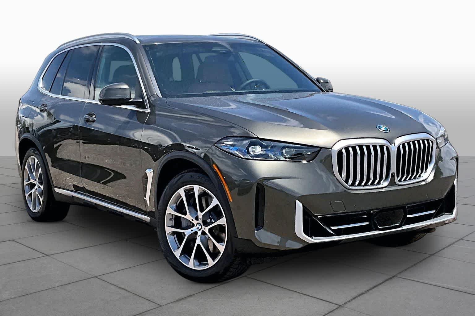 New 2026 Manhattan Green Metallic BMW xDrive50e image 2