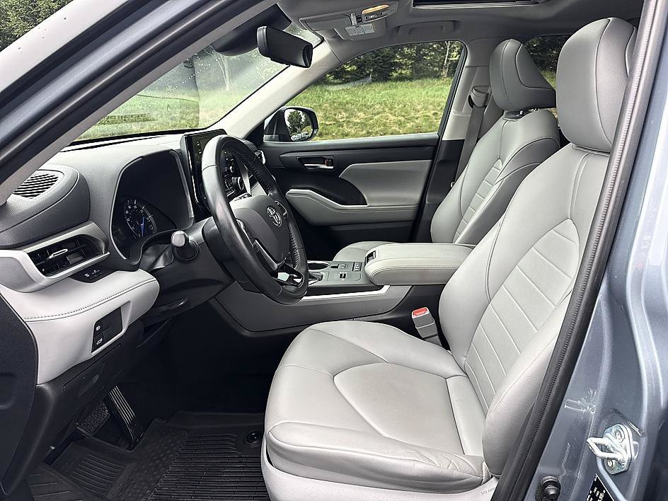 Used 2020 Moon Dust Toyota Hybrid XLE image 11