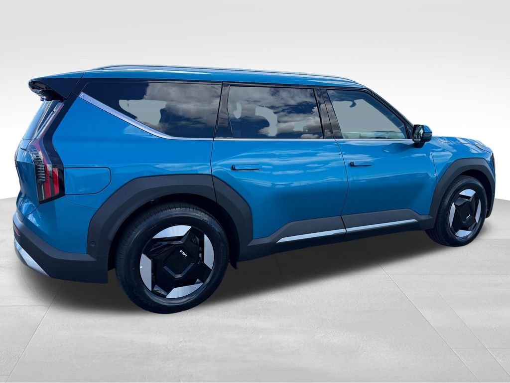 New 2026 Ocean Blue Kia Wind AWD image 7