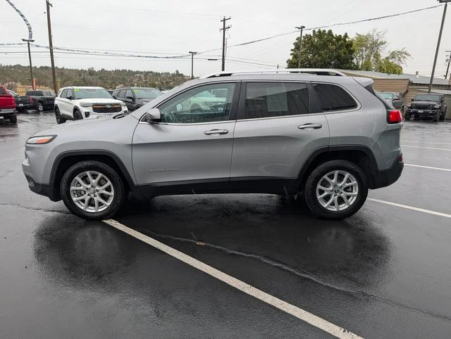 Used 2018 Silver Jeep Latitude image 6