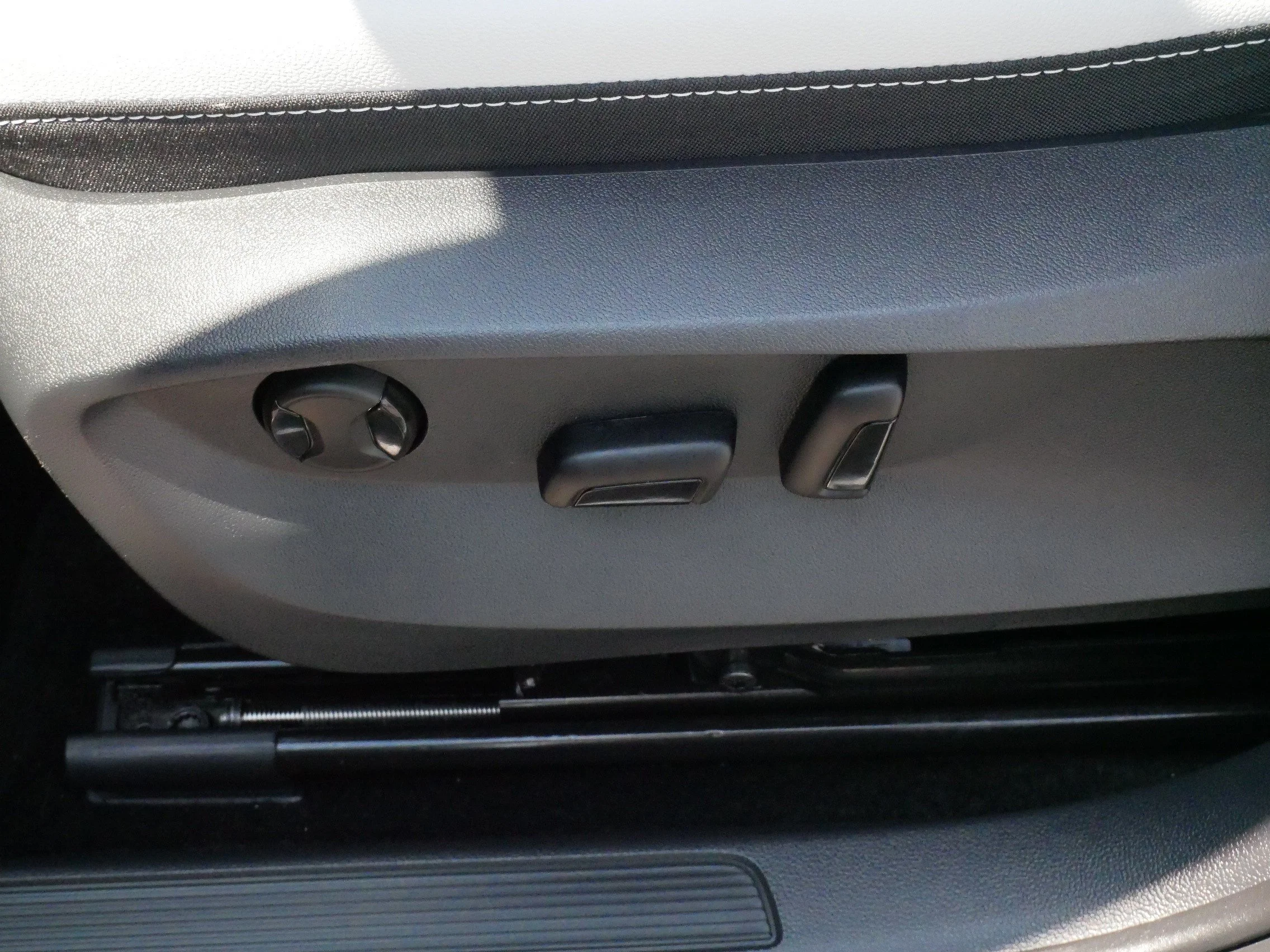 Certified Used 2025 Monument Gray Volkswagen SE image 20