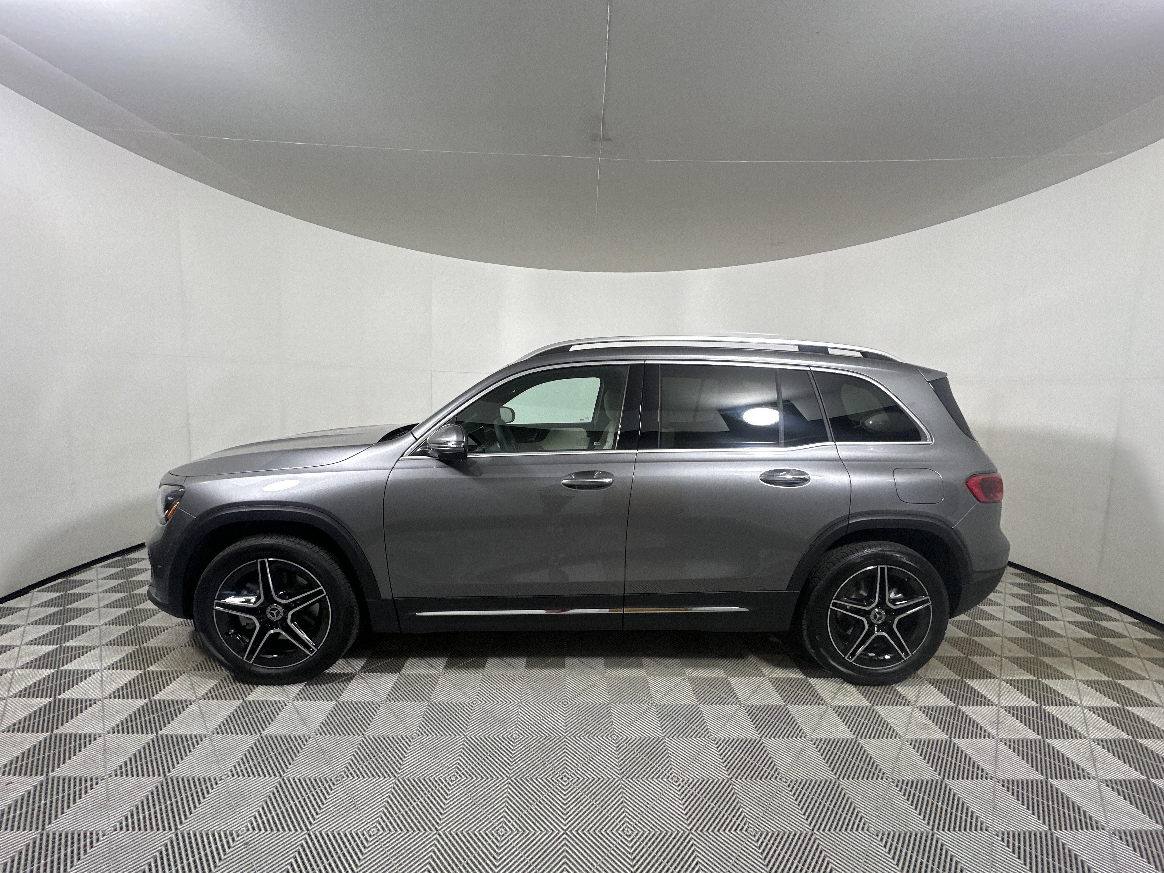 New 2026 Mountain Grey Metallic Mercedes-Benz GLB 250 image 4