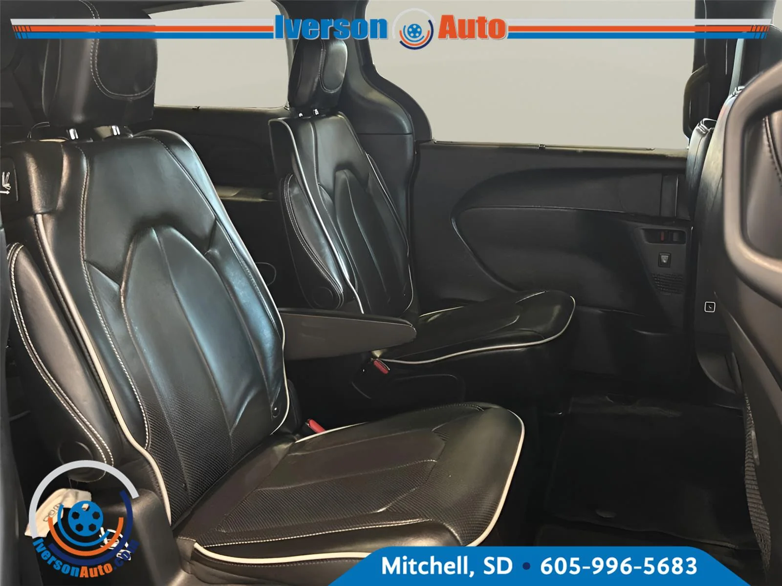 Used 2025 Ceramic Gray Clearcoat Chrysler Limited image 33