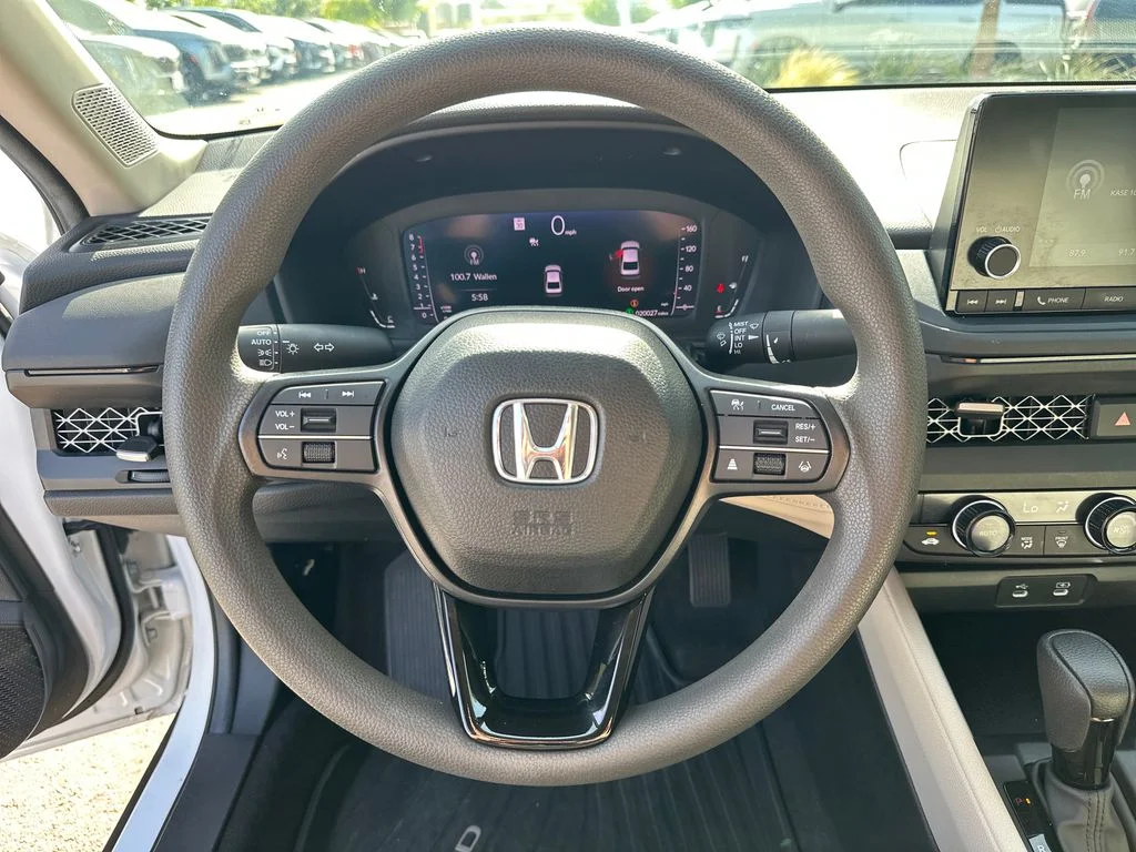 Used 2025 White Honda SE image 21