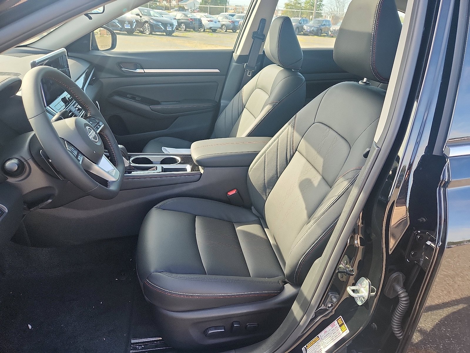 2025 Nissan Altima SR - Photo 9