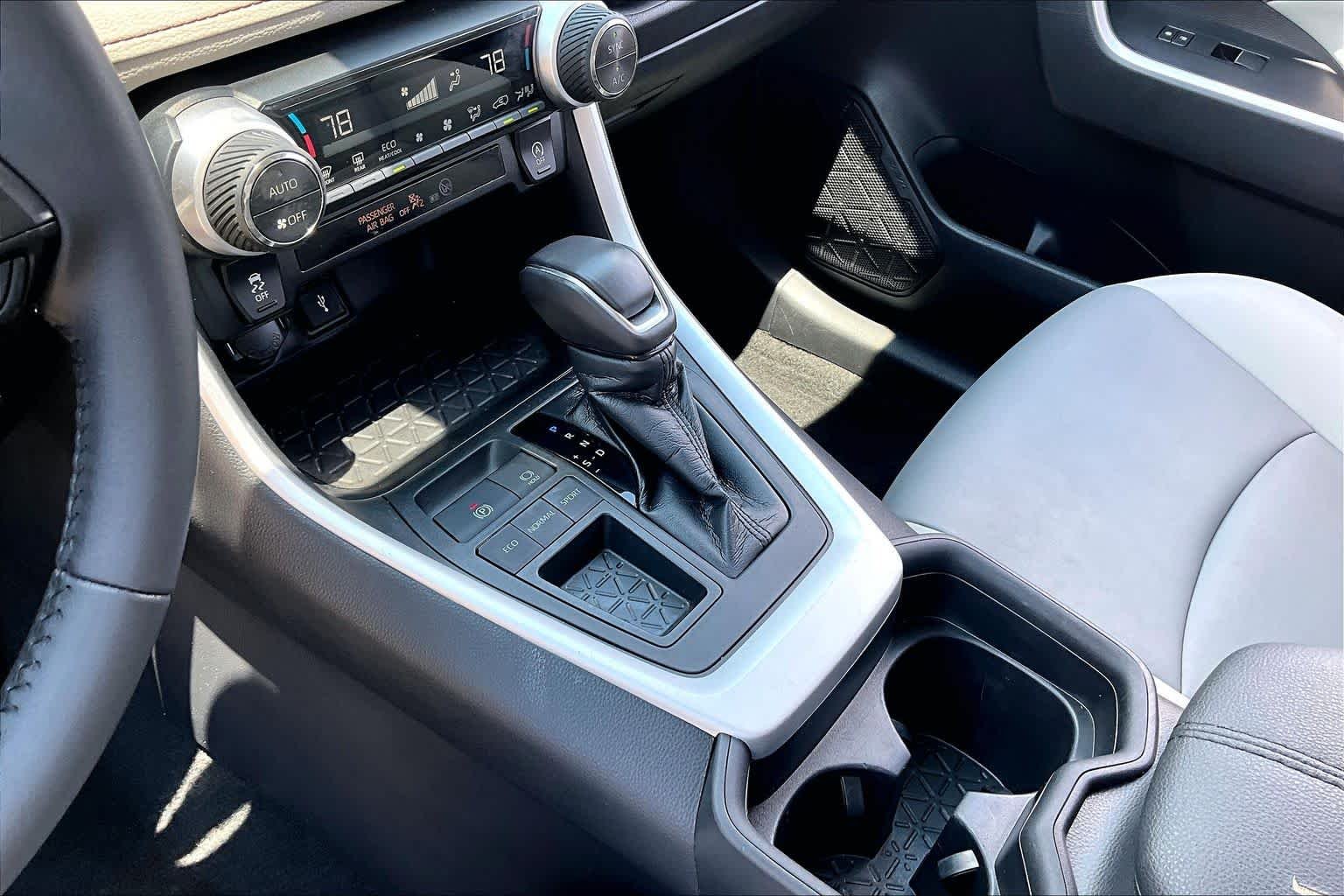 Used 2020 Lunar Rock Toyota XLE Premium image 17