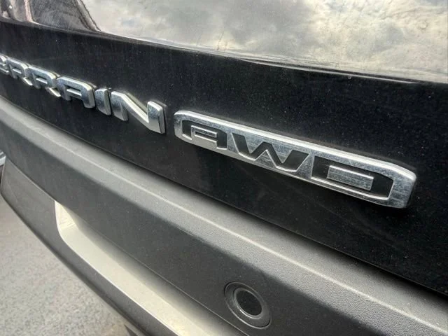 Used 2025 Ebony Twilight Metallic GMC Elevation image 9